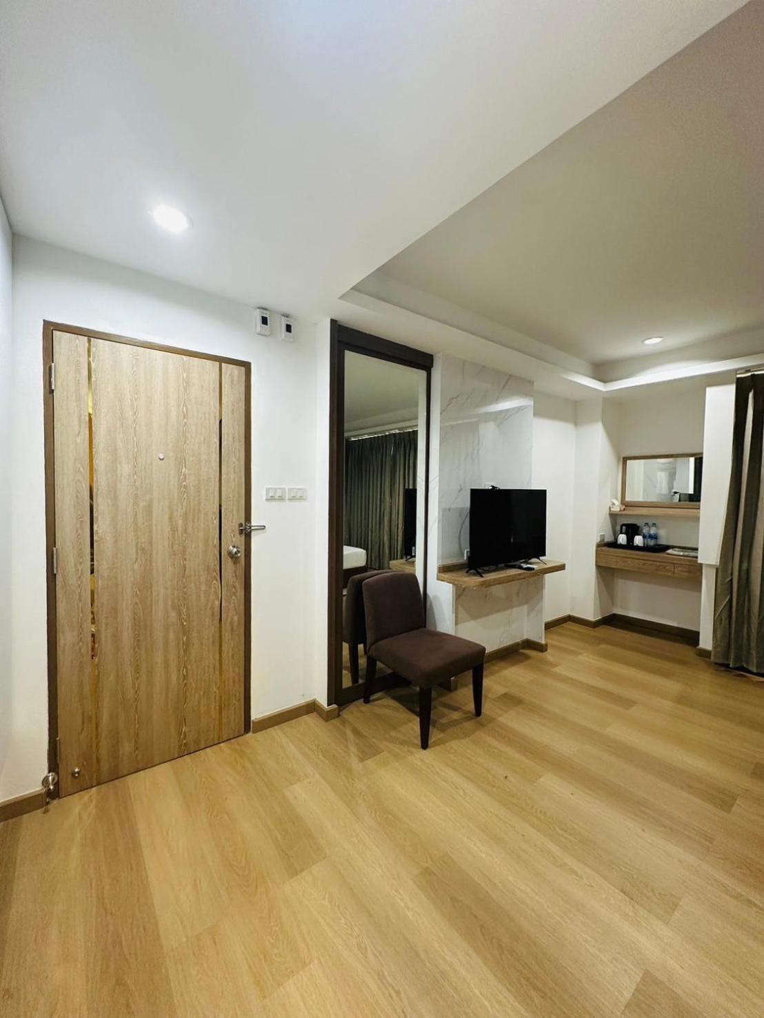 Royal Garden Home Hotel Bangkok Exterior foto