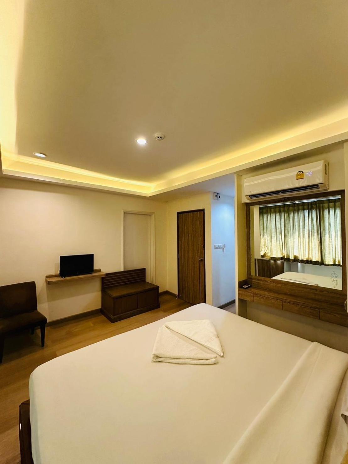 Royal Garden Home Hotel Bangkok Exterior foto